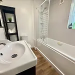 Nova1 Stylish Cosy 1br By Altoluxo Short Lets Serviced With Free Wifi & Parking Lägenhet