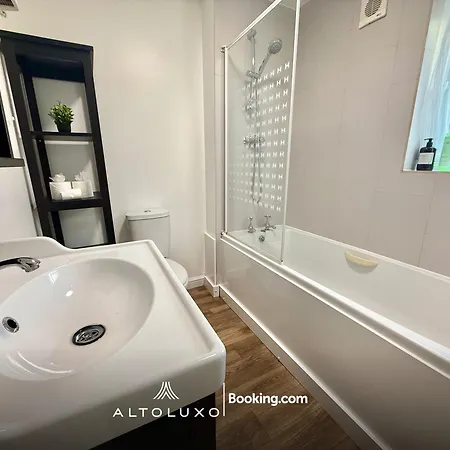 Nova1 Stylish Cosy 1br By Altoluxo Short Lets Serviced With Free Wifi & Parking *